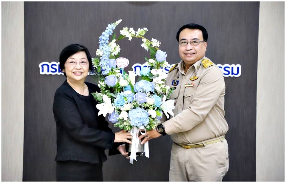 ผู้บริหารกรมบังคับคดีร่วมแสดงความยินดีกับรองอธิบดีกรมบังคับคดี เนื่องในโอกาสเข้ารับตำแหน่งผู้ตรวจราชการกระทรวงยุติธรรม